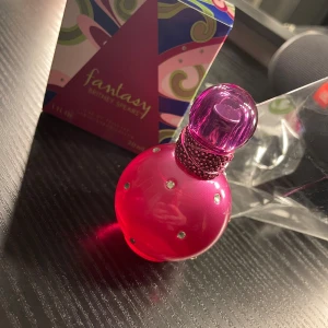Britney Spears parfym - 30ml parfym i doft fantasy från britney spears. Säljer pga råkades köpa fel. Helt ny från förpackningen💗