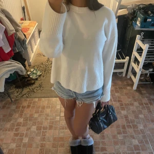 & Other stories tröja - Världens finaste och skönaste tröja inför hösten från & Other stories!🥰 Varsamt använd och är därför ej nopprig. Toppen skick!😍😊Nypris: 490 kr