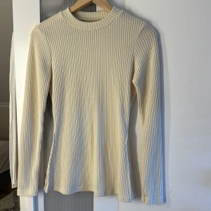 Tröja  - Nyskick. Fin passform. Inga defekter Skriv för fler bilder. 