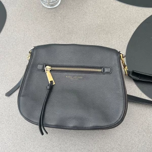 Marc Jacobs väska  - Intresse koll på min Marc Jacobs women’s recruit saddle bag. Super fin väska i väldigt bra skick och väldigt användbar. Det finns en liten och en större i denna modellen. Detta är den större så får plats med mycket i. 
