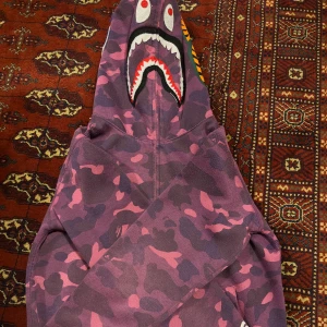 Lila camo hoodie med hajmotiv - Säljer min Bape hoodie eftersom jag inte använder den