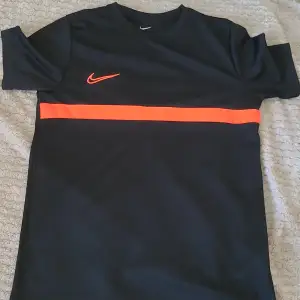 Nike träningströja köpt från intersport. Är för liten så säljer. Bra skick.