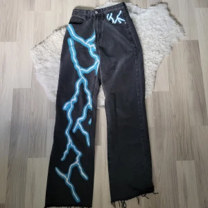 Jeans - Ett par jeans med blåa blixtar från Shein. Höga vid midjan. Aldrig använda.