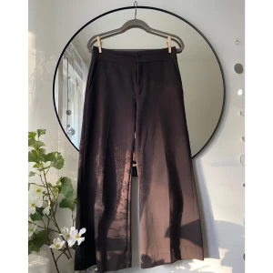 Mörkbruna kostymbyxor  - Säljer dessa supersnygga kostymbyxor från InWear i stl 36. De är mörkbruna, högmidjade och lite utsvängda. Modellen är 7/8 längd, vilket gör att den passar bäst på personer under 170 cm. Skriv om du har frågor :)