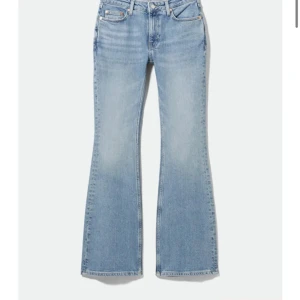 Milla Low bootcut jeans weekday - Lågmidjade bootcut jeans från weekday knappt använda 