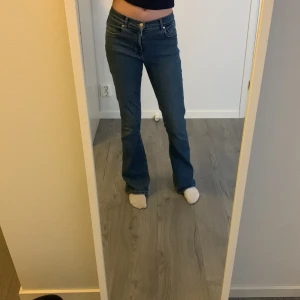 Low/mid waist flare jeans - Snygga blåa jeans från Bik Bok i superfint skick. Köpta för ungefär 500kr. Hör av dig vid frågor💗