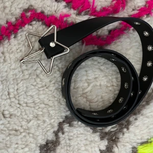Stjärnbälte  - Jättesnyggt bälte med stjärnor. 39,5 cm bara användt ett par gånger men i bra skick utom några mosade stjärnor💓