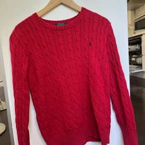 Ralph lauren  - Fint skick, röd en gammal tröja men använd lite. Storlek L men är som M 14-16 år