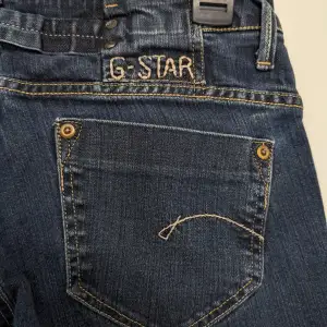 Säljer ett par mörkblå jeans från G-Star i storlek W28 L32. De är lågmidjade💕