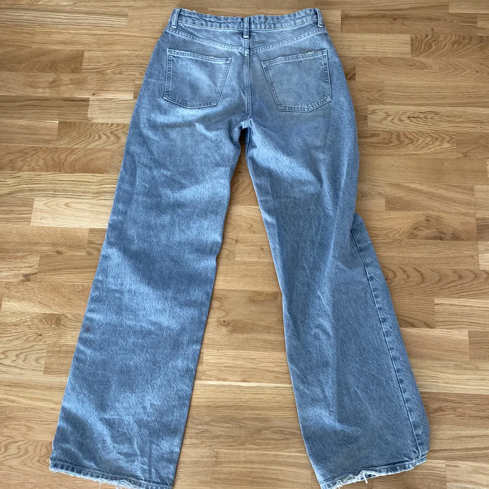 Säljer ett par grå jeans från Zara i storlek 36. De är i modellen 'The Boogie Pant' och har en avslappnad, wide fit. Jeansen har lite defekter nedtill som man kan se på bild 4. de är mer gråa i verkligheten än på bilderna. Jeans & Byxor.