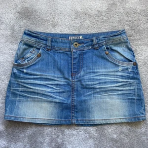 Roxy jeanskjol - Skitsnygg jeanskjol!⭐️ Säljer för att den tyvärr är för liten för mig.  Skriv om ni har frågor.💞