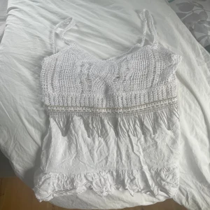 Gullig topp - Jättegullig topp med virkad överdel och som har fina detaljer på framsidan. Knytning i ryggen och har en diskret ljuslila fläck som var där när jag köpte toppen!❤️