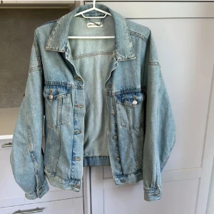 Jeansjacka  - Super fin nästan aldrig använda jeansjacka från Gina och inga defekter💕 den är lite stor i storleken men de är så modellen e på den💕