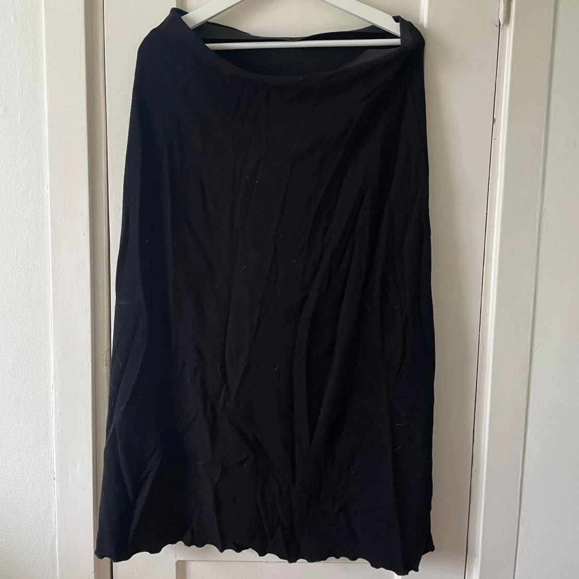 Svart långkjol med vita detaljer - 90