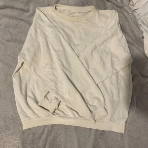 Vit tröja - En fin vit lite ”oversize” tröja. Min mammas gamla men fint skick