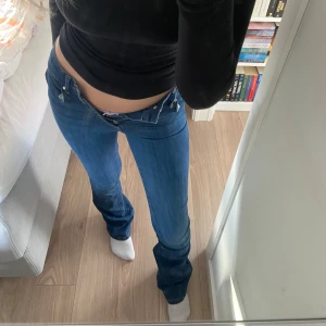 Lågmidjade bootcut jeans - Lågmidjade bootcut jeans från BikBok. Jättefina men tyvärr för små på mig! Nyskick. 