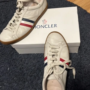 Moncler skor - Säljer nu mina moncler skor. Orginalbox och dustbag medföljer. Nypris cirka 4500. Hör av dig vid frågor eller fler bilder.