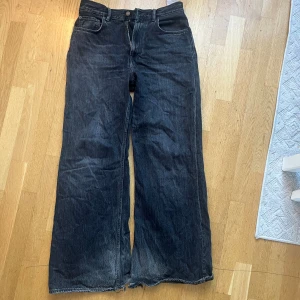 Acne studios jeans, med wide/baggy fit 30/32 - Acne studios jeans köpta för ett år sedan, är anvädna och är lite slitna vid hälen, men är fortfarande i bra skick. I storlek 30/32. Nypris är 4000