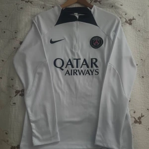 Vit långärmad fotbollströja från Nike - Säljer en PSG jersey,helt ny, priset kan diskuteras