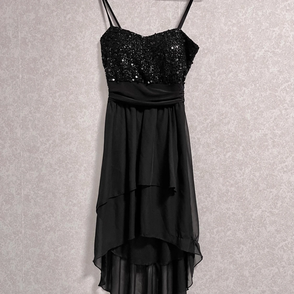 Svart paljettklänning