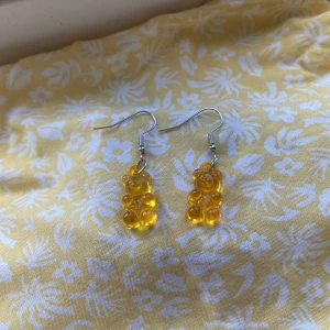 Fina orangea björn örhängen🐻🧡 -  Orangea nallebjörns örhängen. Med silvriga krokar, finns även bild🐻🧡