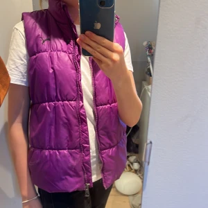 Ascool väst - Ascool lila väst från Puma. Köpt secondhand men jättebra skick! Oklart vilken storlek den är i men passar bra på mig med xs. Den skulle kanske kunna passa som s oxå. Säljer då den inte kommer till användning. Verkligen supersnygg! KOLLA MIN PROFIL❣️