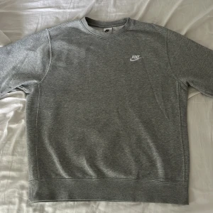 Nike Sweatshirt  - Säljer min ljusgråa Nike Sweatshirt i storlek M. Tröjan har mjukt material på insidan och är en perfekt tröja inför hösten!  Den är knappt använd och därav inga defekter. Nypris 749kr Mitt pris: 375kr, pris kan diskuteras😊
