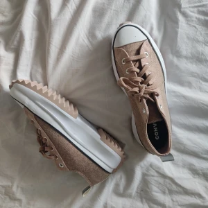 Converse Run Star Hike - Äkta och oanvända Converse Run Star Hike i låg modell och sandfärgade. Toppenskick! Fler bilder (samt bild på "stämpeln") finns att få! Sänkt pris vid snabb affär. 