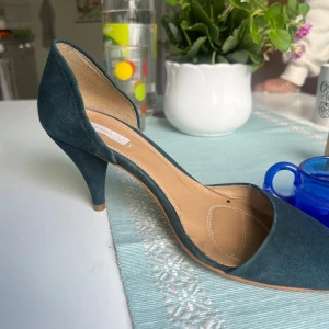 Mörk gröna klackar  - Mörkgröna klackar från Zara. Bra skick på skorna. Storlek 38