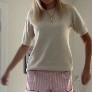 Stickad t shirt - Såå fin vit stickad t shirt frön soft goat i nyskick!💕