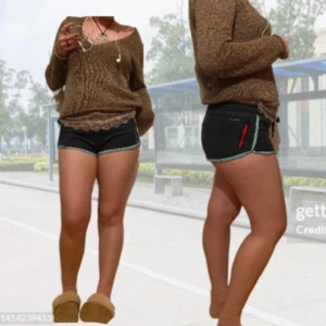 Mörkblå Reebok short shorts - Sportiga och bekväma micro mini shorts att träna i eller att vara cool i när det är varmt ute🐟 Bra skick!! 📏 Midjemått: 74 cm (passar mig som vanligtvis är large trots att shortsen är small)  - Färgerna är mest verklighetstrogna på bild 1 och 2 