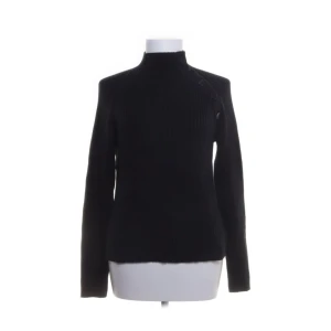 Ralph Lauren tröja - Köptes på sellpy men gillade inte hur den satt på mig så säljer den istället. Har bara provat tröjan på. Den är L men den är i petite så den är ganska liten så det är inte som en vanlig L utan mer som en S-M