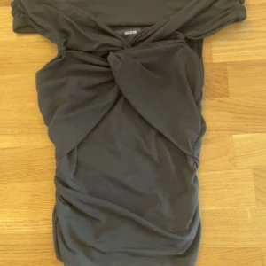 Svart top - Från bik bok