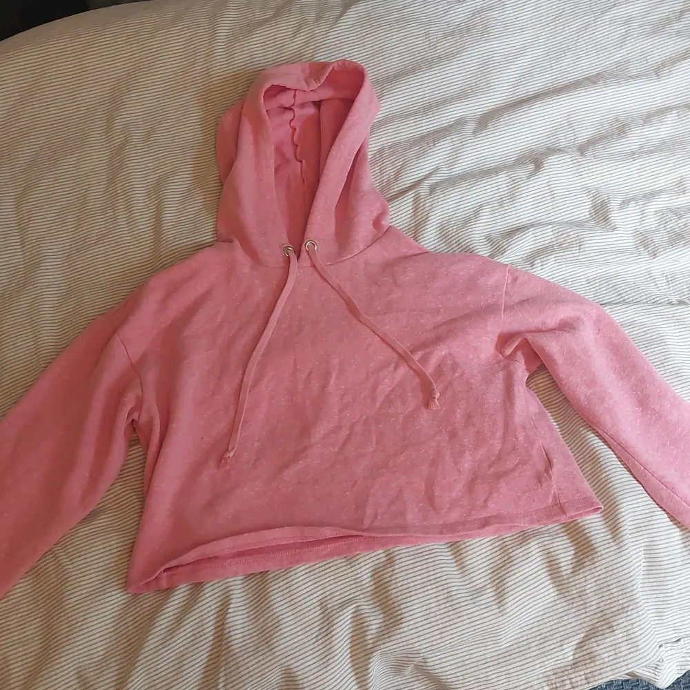 En verkligen super gullig hoddie som är en magtröja, syns knappt att den är använd. Hupparit & Collegepaidat.