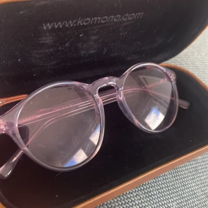 Solglasögon  - Solglasögon lila glas, runda. Märke Komono.