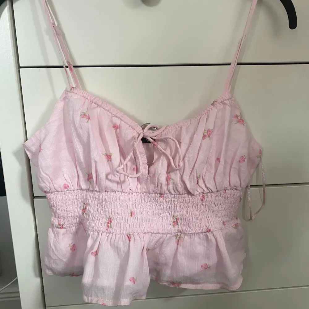 Säljer en superfin rosa topp från Gina Tricot! Originalpris 299.95kr, slutsåld på hemsidan. Oanvänd med lappen kvar. Hör av dig vid frågor eller för fler bilder💕. Toppar.