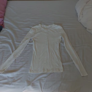 Vit långärmad tröja från Gina Tricot - Säljer en vit långärmad tröja från Gina Tricot, basically basics kollektionen. Tröjan är i storlek XS och är supermjuk och bekväm. Perfekt för lager-på-lager eller att bära som den är. Passar till allt och är ett måste i garderoben! Har ej använt den mycket,🤍