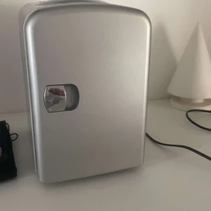 Mini kyl  - Hej! Jag säljer en mini kyl, har inga skador och är användt inte alls många gånger! Den har en sladd där bak man sätter i och kylen börjar kylas upp då! Skriv till mig om ni är intresserade!
