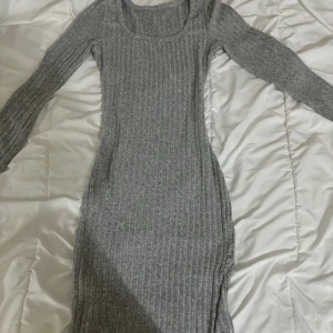 Grå ribbad klänning med slits  - Helt oanvänd ribbad klänning med slits. Pris kan diskuteras🧸🤎