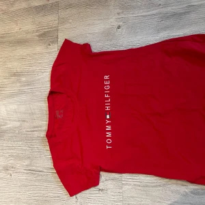 Tommy hilfiger  - Röd tröja från Tommy hilfiger, knappt använd