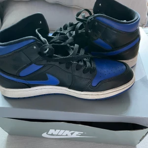 säljer mina air Jordan 1 mid ” royal” - Den är i bra skick på skorna väldigt frescha. Org priset är 2500-3000 kr.