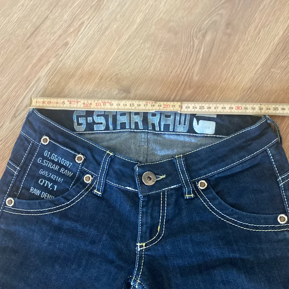 Midja: ca 35 Längd: ca 97 G-star raw lågmidjade raka jeans, inga defekter säljer då de är lite för små, fikorna sitter lite längre ner. . Jeans & Byxor.