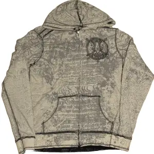 skitfet reversible affliction hoodie vilket betyder att man kan använda båda sidorna på hoodien⚜️‼️‼️föör bangerr⚓️skicka bud🧙‍♂️🧙‍♂️(har bud på 900kr)