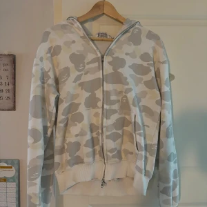 Bape zip - Bra skick, liten i storleken sitter nästan som en S.