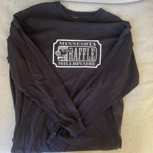 Långärmad tröja  - Långärmad tröja med svart vintage tryck. Köpt på beyondretro men mycket bra skick. Overzised passform på mig som har S/M.