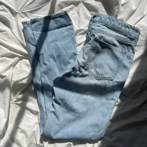 Basic jeans - Ljusblåa Basic jeans från hm storlek 38
