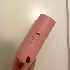Borstfodral - Säljer detta borstfodral som ja köpte för länge sen på hm, helt oanvänt💗 