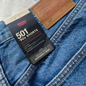 Levi’s 501, 90s Shorts - Oanvända Levi’s 501, ”90s” Jeanshorts. Storlek 29”. Säljer då de aldrig kom till användning… Skriv vid frågor/bilder🤍 Öppen för prisförslag. 