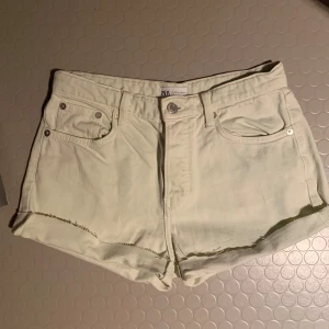 Jeansshorts - Jeansshorts från zara! 💓skriv för fler bilder!!