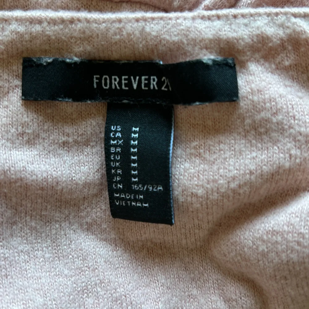 Säljer denna jättesöta off shoulder tröjan som är rosa från forever 21! Passar jätte bra till vardagen och om man vill klä upp sig lite!. Tröjor & Koftor.